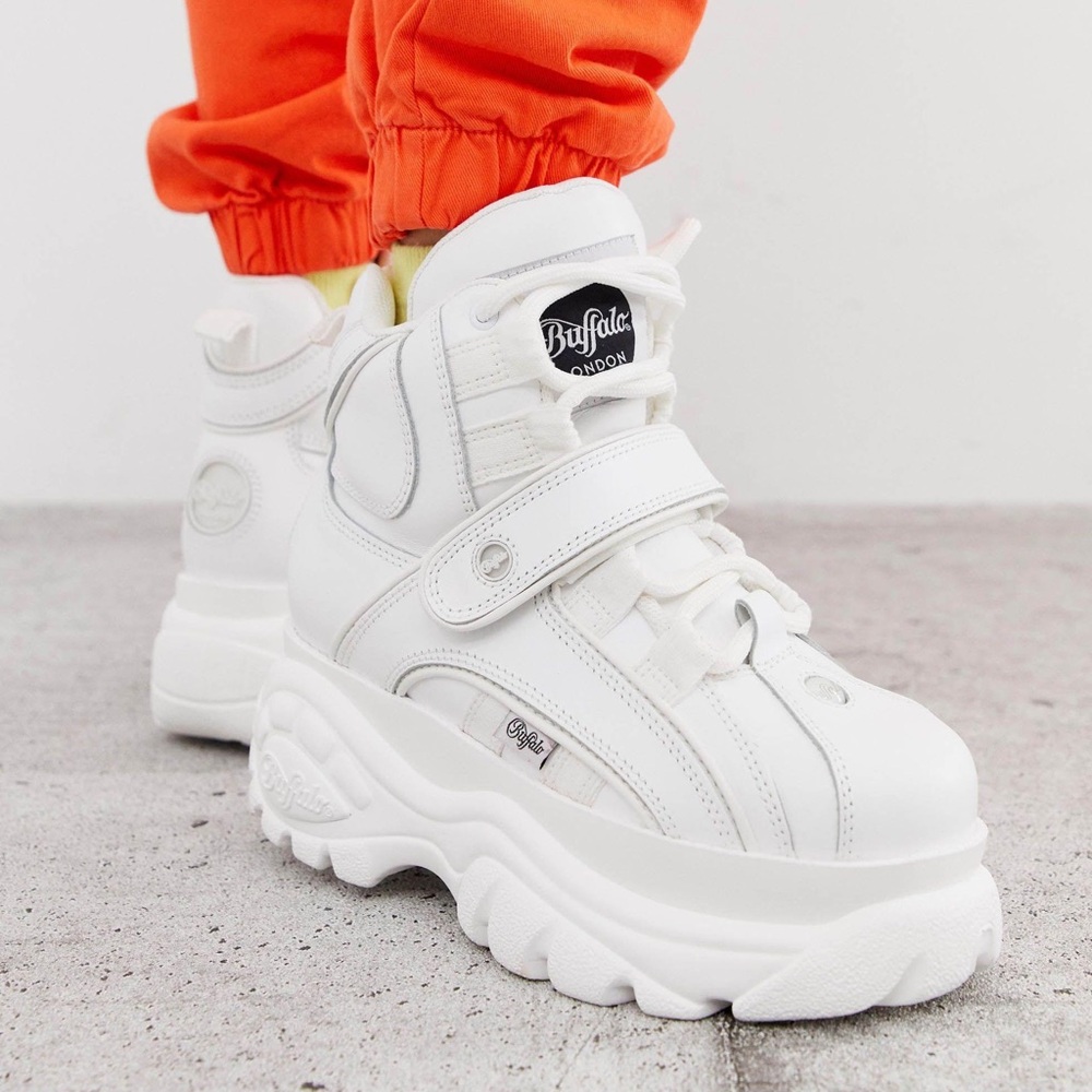 NWT: Buffalo London Classic Hightop Platform Sneakers, White size 10